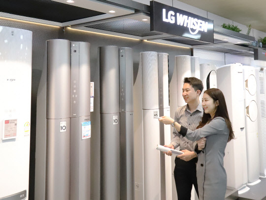 여름이 다가오면서 에어컨을 구매하려는 소비자가 늘고 있다. 사진은 롯데하이마트 매장에서 에어컨을 구매하고 있는 소비자. <롯데하이마트 제공>